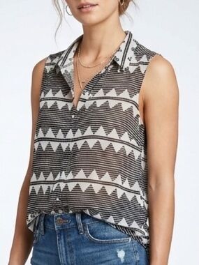 H&M Geo Sleeveless Button Down Blouse Women Size 6 Aztec Black White Top